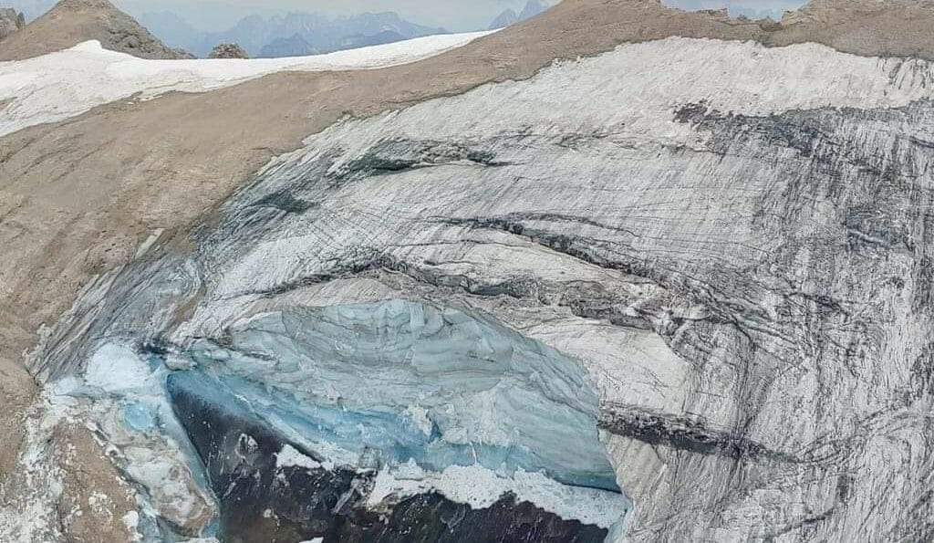 Marmolada, il crollo del ghiacciaio: 6 morti e 20 dispersi in una catastrofe climatica