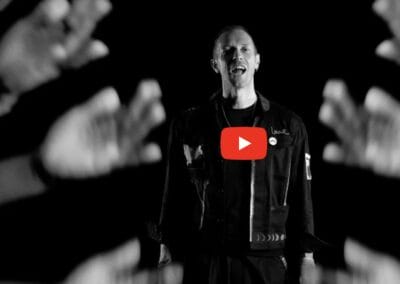 Straordinari Coldplay! Pubblicano il video del loro ultimo singolo interpretato nella lingua dei segni